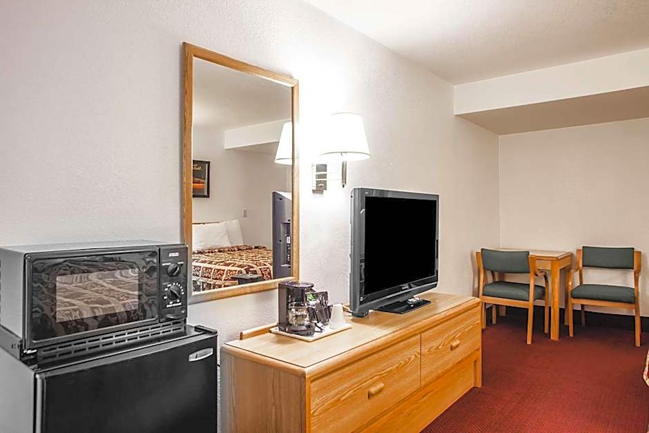 Econo Lodge Truman Inn