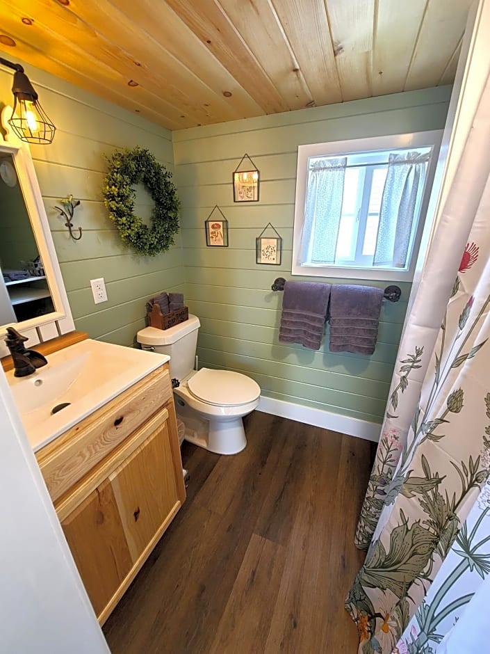 Tiny Digs Lakeshore - Tiny House Lodging