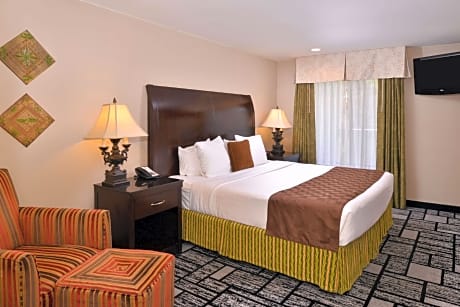 One-Bedroom King Suite with Sofa Bed and Roll-In Shower - Mobility Accessible