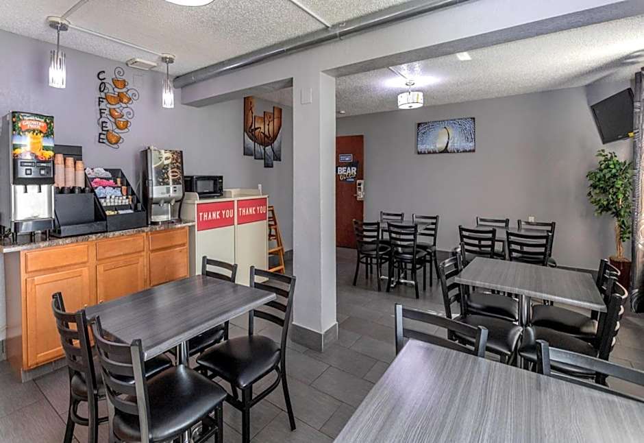 Travelodge by Wyndham Muskegon