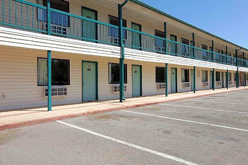 Econo Lodge Inn & Suites