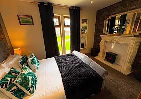 One Bed Ground Floor Apartment with Outdoor Hot Tub (Dog Friendly) Golden Eagle