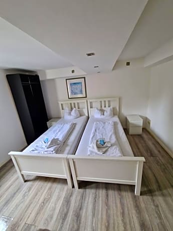 Double Room with Shared Bathroom - Basement