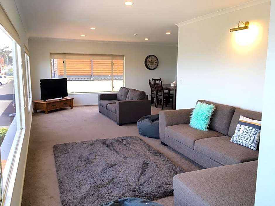 Baycourt Lakefront Motel