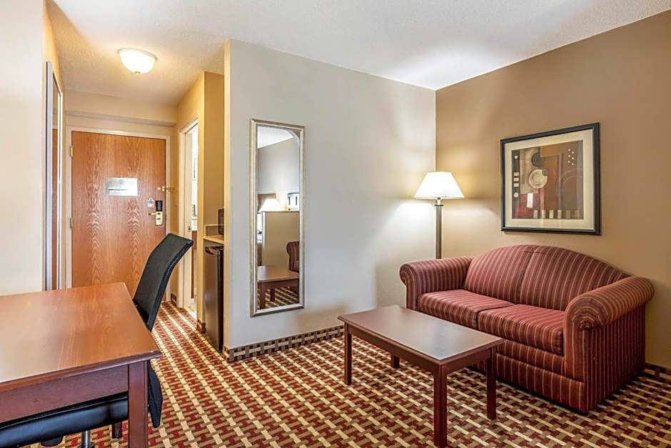Quality Suites Paducah I-24