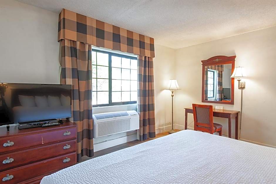 Studio City Court Yard Hotel