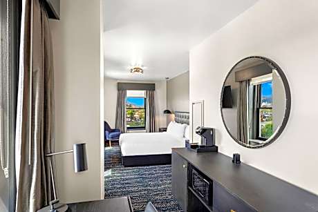 One Room Suite - Non Smoking/Interior Hall