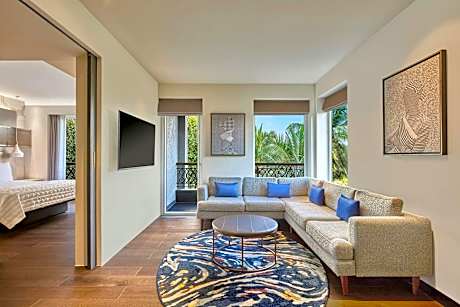 Junior, 1 Bedroom Larger Suite, 1 King, Corner room, Balcony