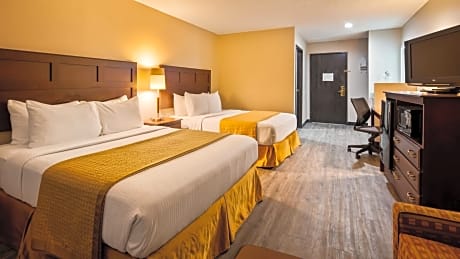 Queen Room with Two Queen Beds and Kitchenette