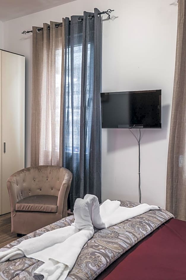 Bulldog Station Apartments with private WC, AC, TV