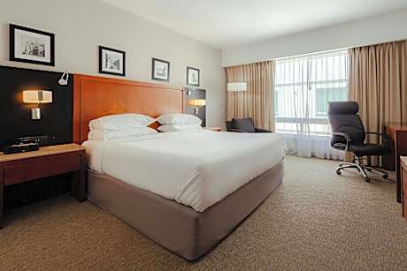 Deluxe Guest room, 1 King, Pool view