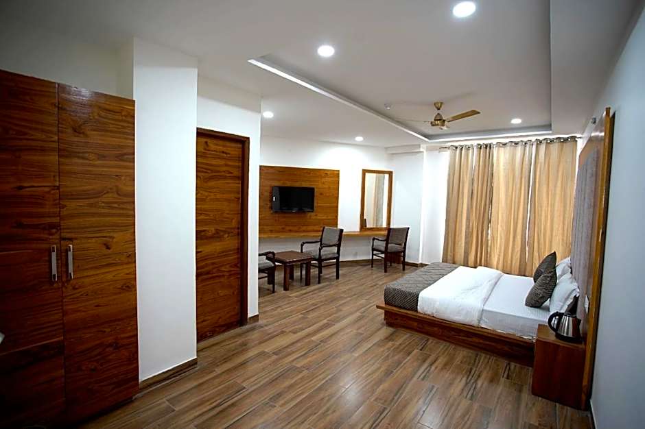 Goroomgo Sunroof Hotel & Banquet Zirakpur