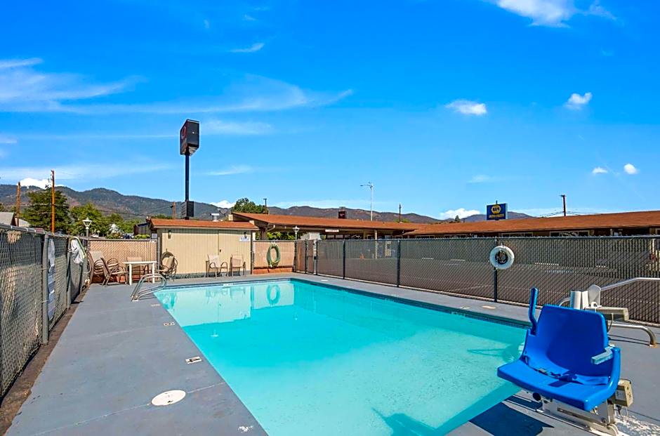 Econo Lodge Inn & Suites Yreka