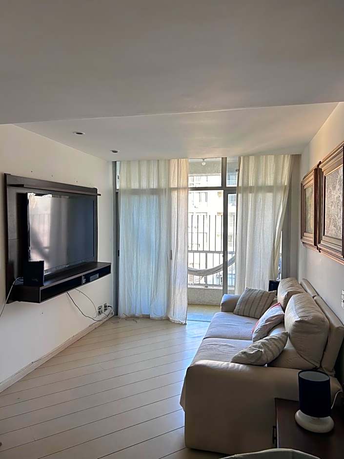 Refúgio praiano: Apto reformado a 100m da praia