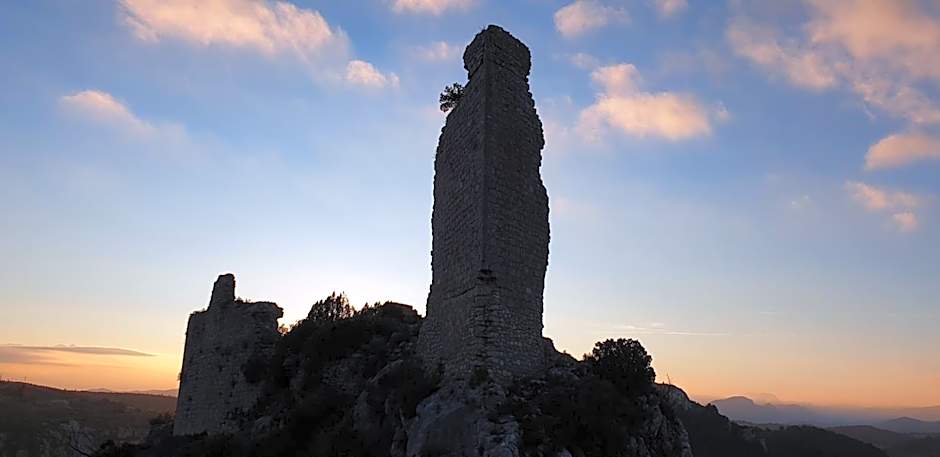 Chambres d'Hôtes et Gîtes- L'Abri sous Roche