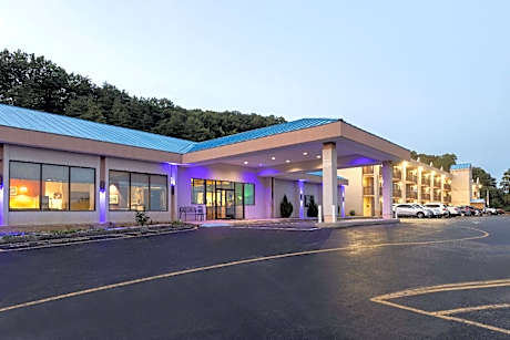 Howard Johnson by Wyndham Salem Hotel & Conference Center