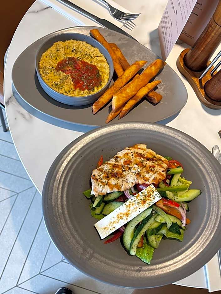 Courtyard by Marriott London Heathrow Airport