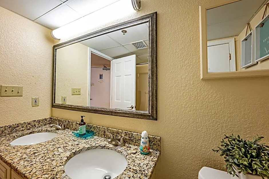 Oceanfront Views, Recently Renovated Kitchen,Pools