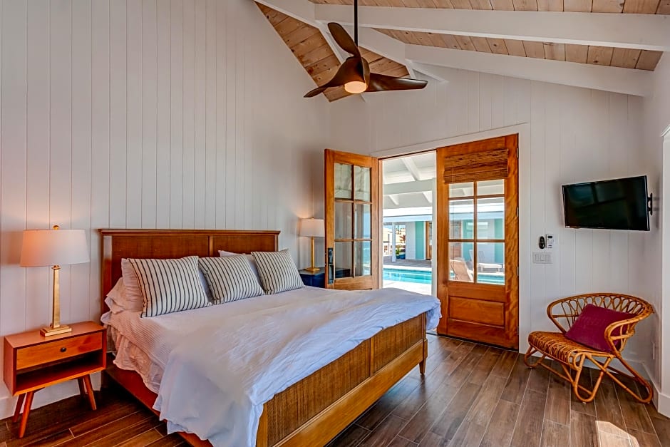 Photo 1 of 6 of 1 King Bed, Ocean View