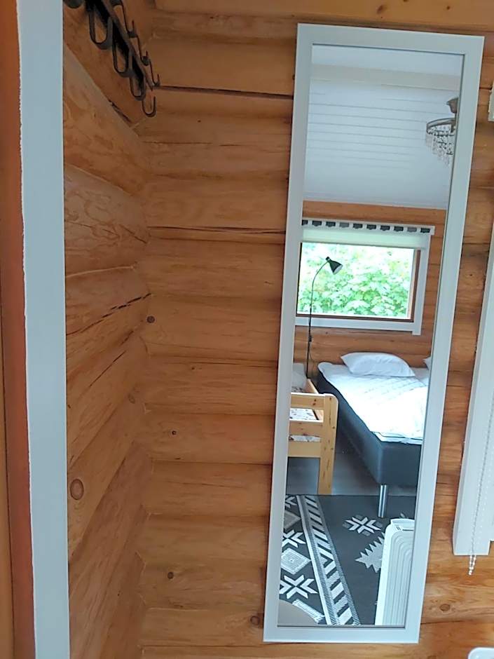 Hirsimökki ja makuuaitta