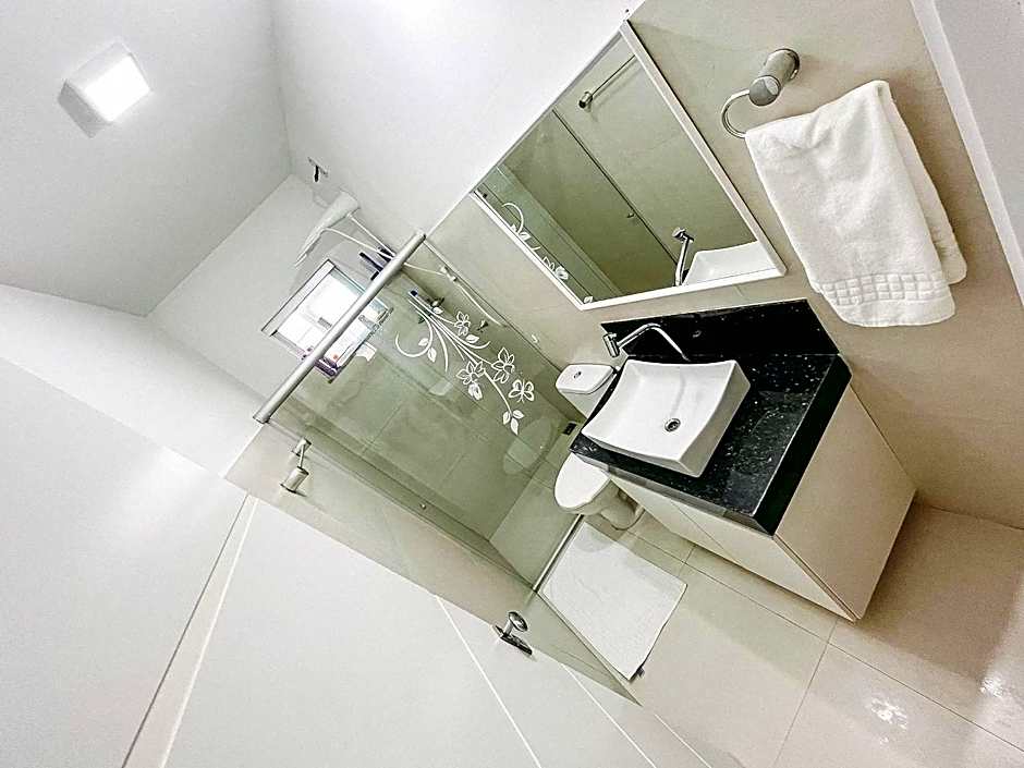 Apto Térreo com 2 quartos (ambos com ar split), sendo 1 suíte, internet privativa 300MBPS, no Residencial Vila Regina, condominio com piscina e área gourmet bem próximo a praia de Taperapuã