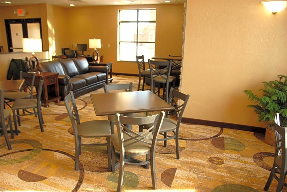 Cobblestone Inn & Suites - Marquette