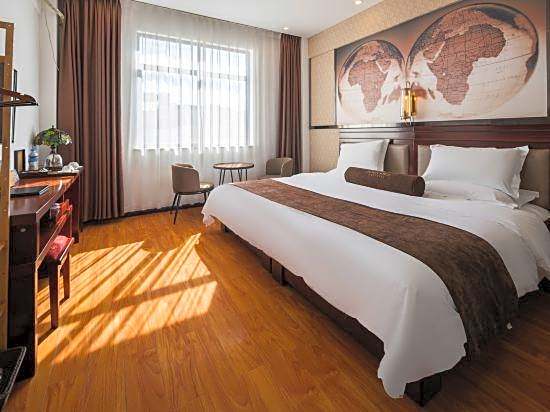 James Joyce Coffetel Dali Erhai Wetland Park