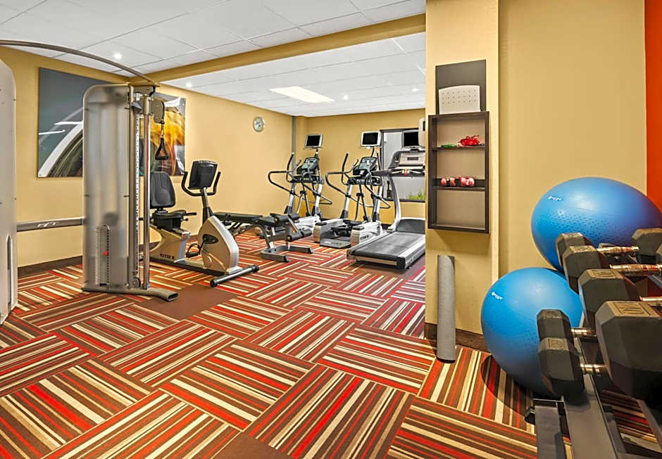 Super 8 by Wyndham Dallas Love Field Airport