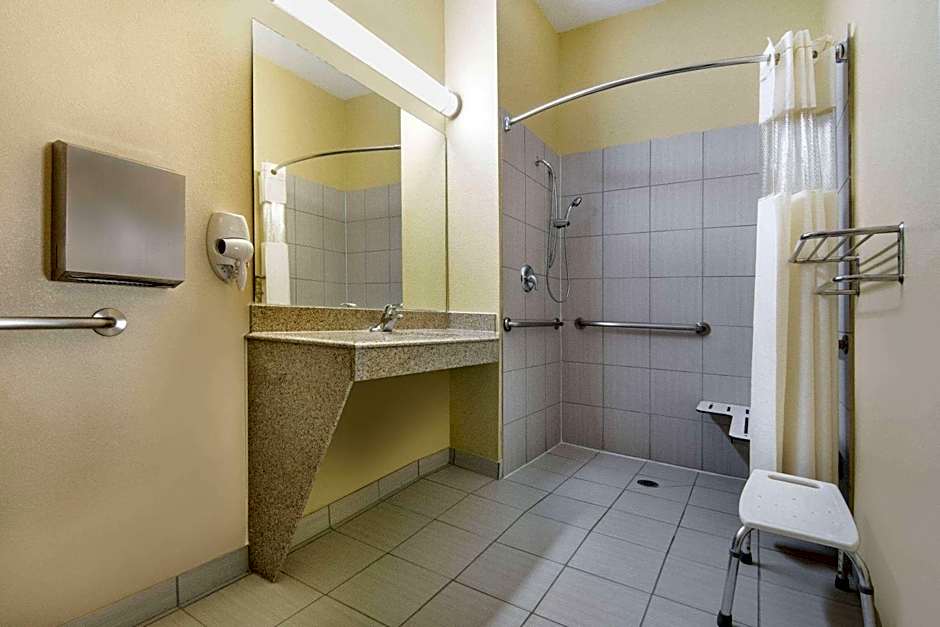 Days Inn by Wyndham Baytown East