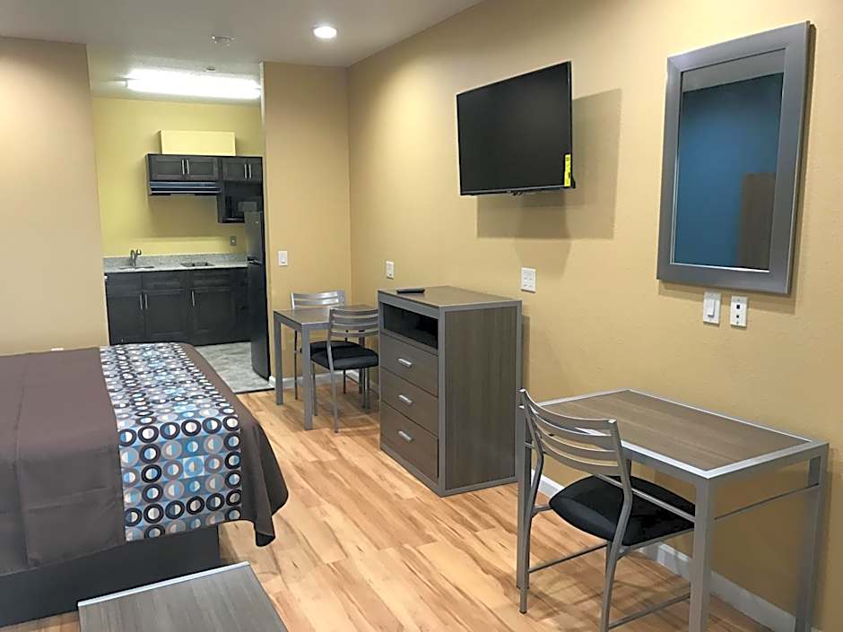 Deluxe Inn & Suites - Baytown