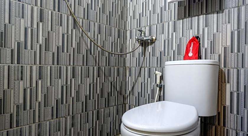 RedDoorz @ Jalan Gatot Subroto Semarang