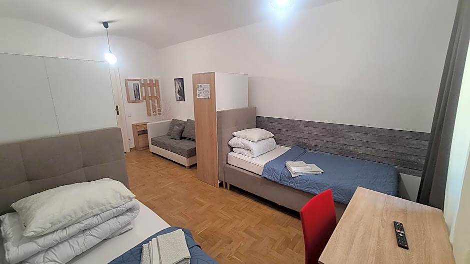 Lorf Hostel&Apartments