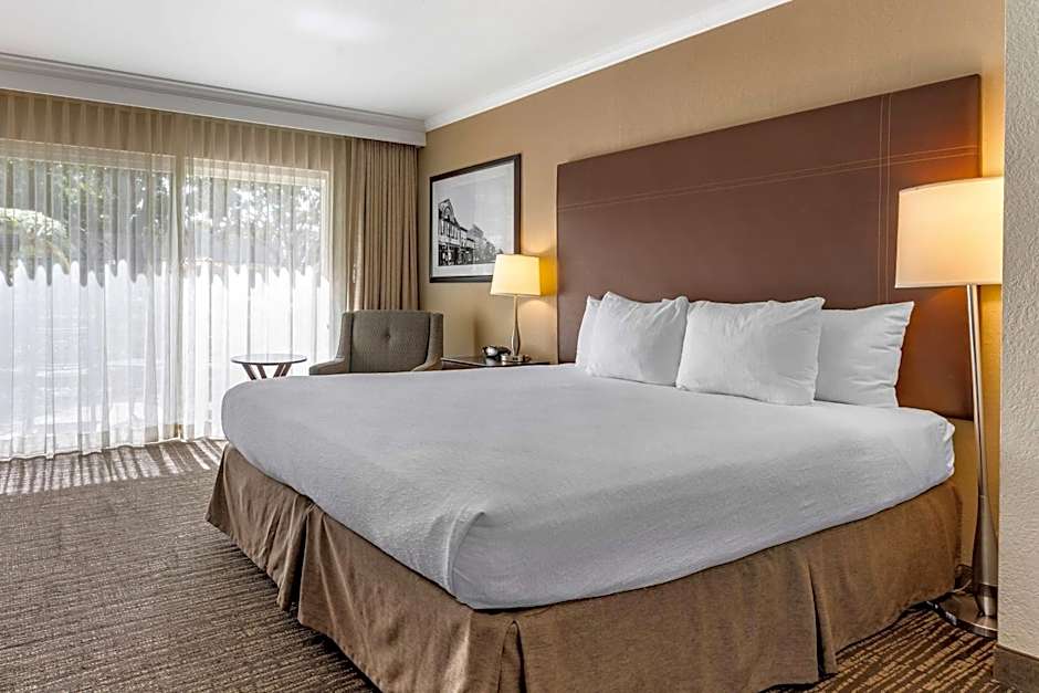 Best Western Plus Garden Court Inn