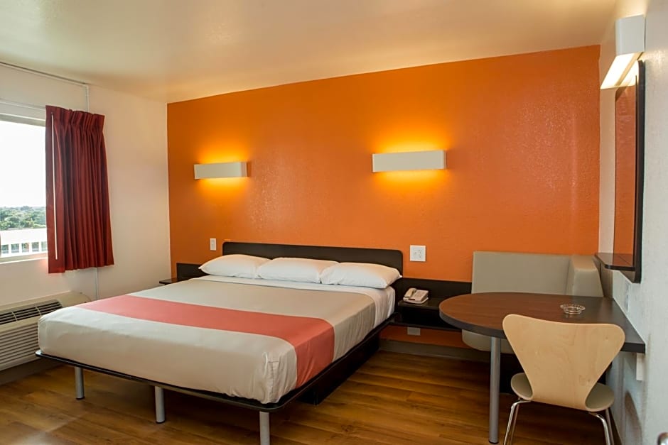 Motel 6 Cutler Bay