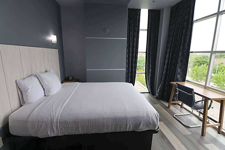 Days Inn & Suites by Wyndham Milwaukee