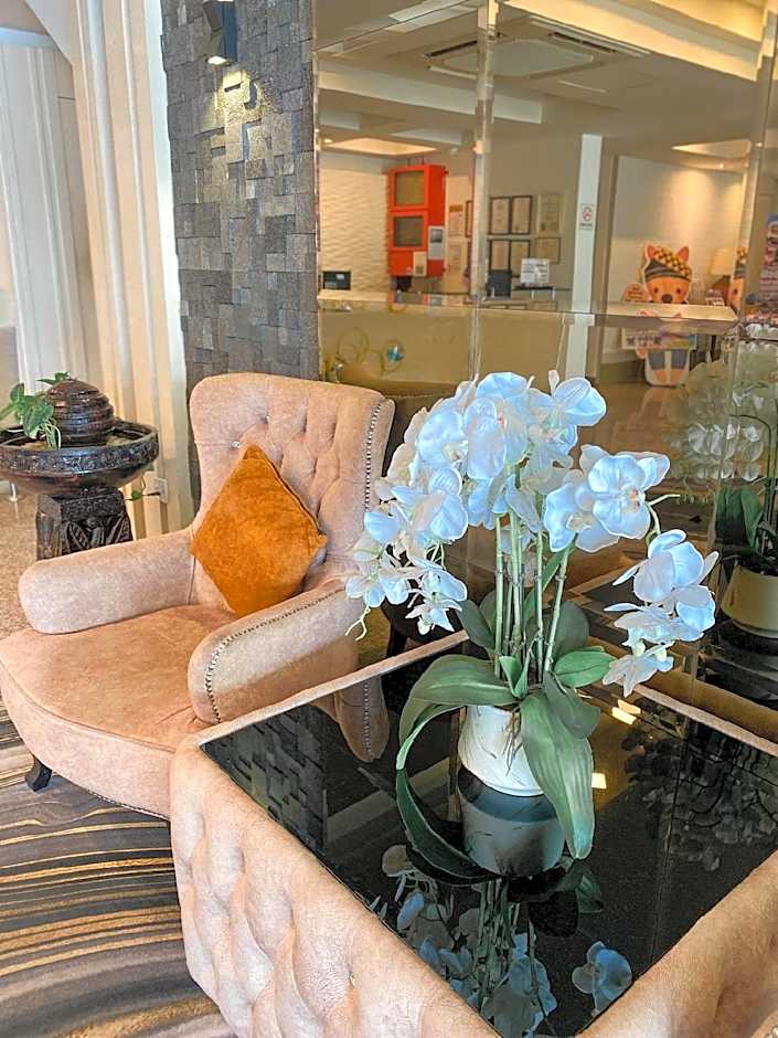 Queenspark Lovita Hotel