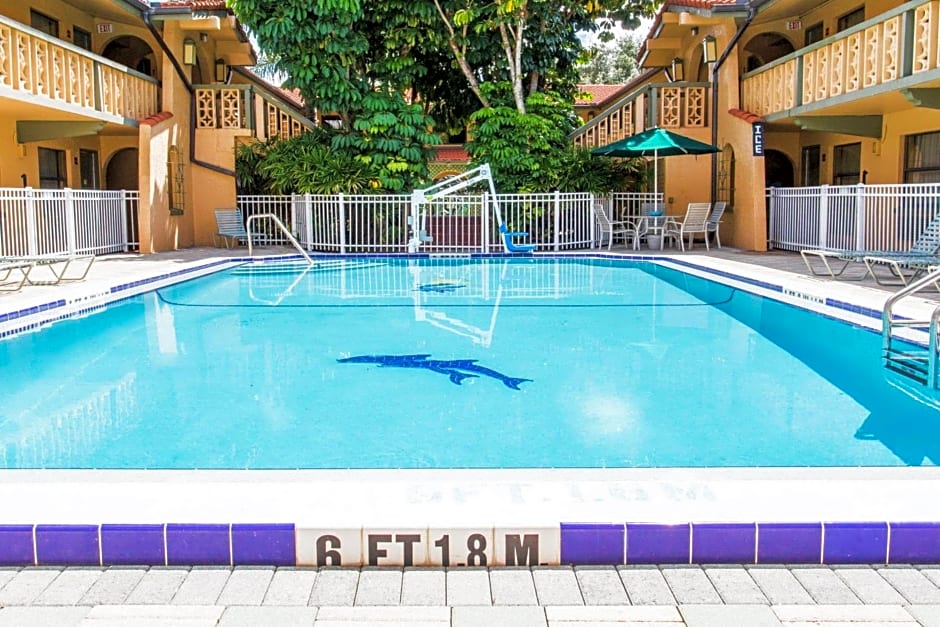 Days Inn & Suites by Wyndham Altamonte Springs