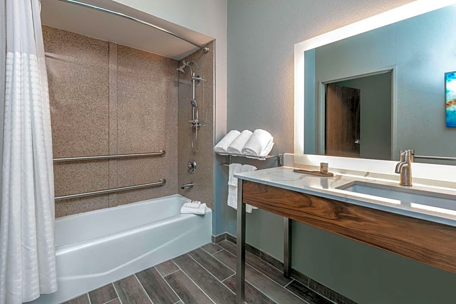 La Quinta Inn & Suites by Wyndham Jacksonville TX
