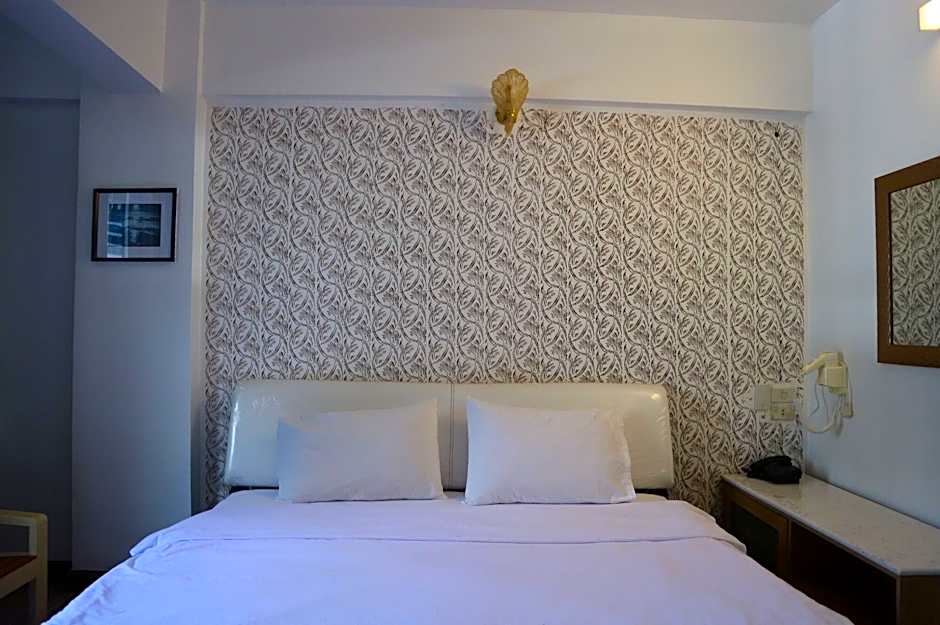 Crown Bts Nana Hotel