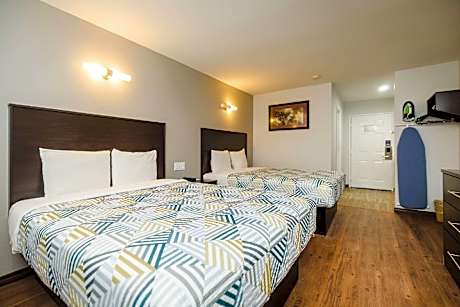 2 Queen Beds | Smoking, Kitchen