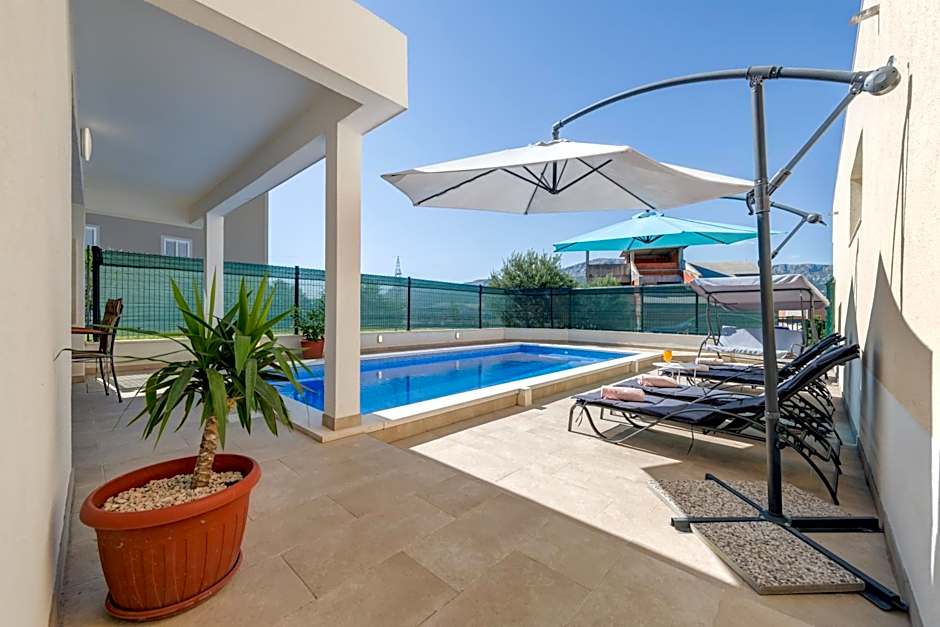 Apartment Renata + PRIVATE swimming pool in SPLIT