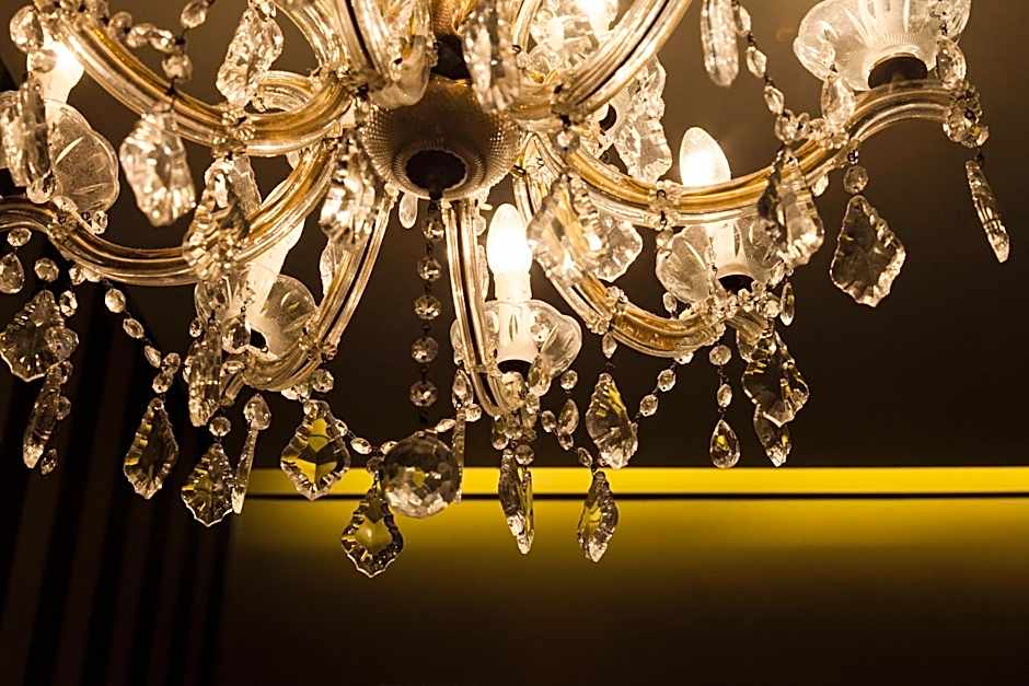 Hotel Diamonds and Pearls