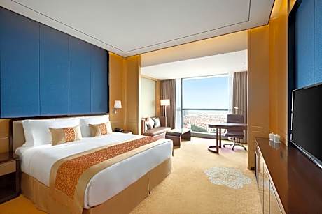 Business 1 King Bed Smoking Room