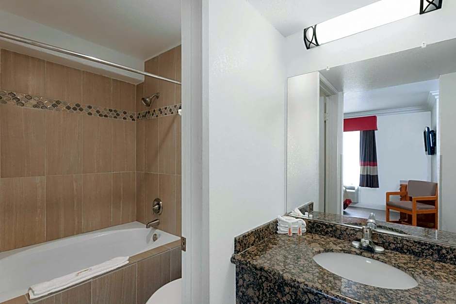 Super 8 by Wyndham Santa Clarita/Valencia