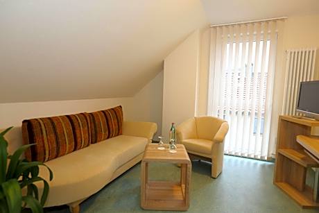 Family Room (2 Adults + 2 Children)