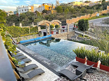 ITZAE Antigua San Miguel de Allende dog friendly