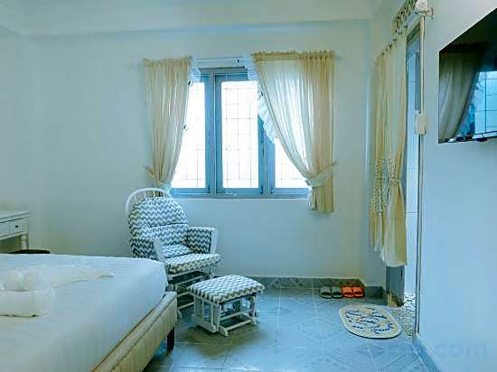 LA VIE EN ROSE HOTEL 2