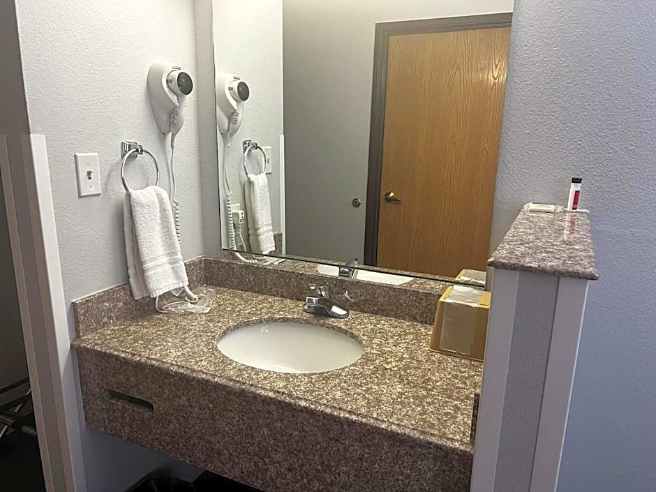 Super 8 by Wyndham Cleveland TX