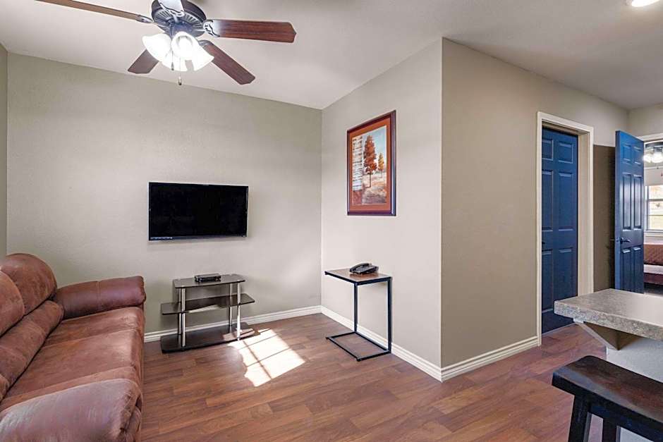 Eagle's Den Suites Kenedy a Travelodge by Wyndham