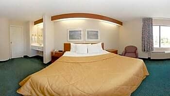 1 King Bed Suite Non-Smoking